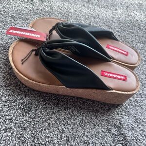 UNIONBAY Women's Black and Tan flip-flops